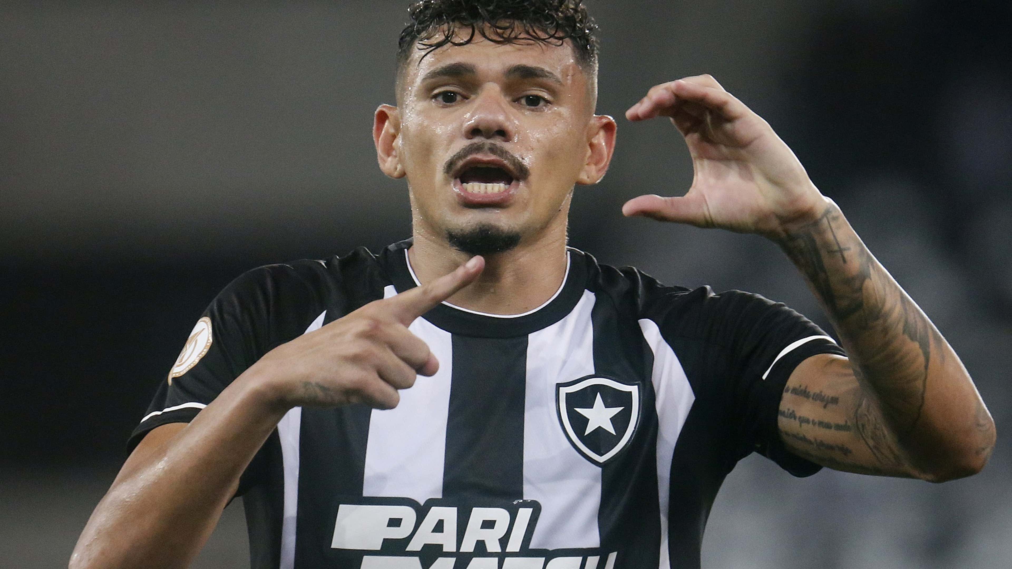Tiquinho Soares comemora gol fazendo a letra C, pelo Botafogo, em 2023
